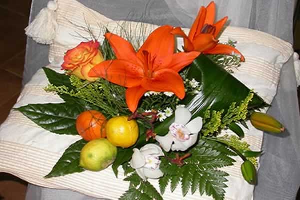 Centro de flores con Lilium, Rosas y Orquideas